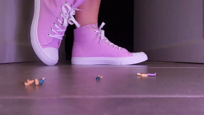 25240 - Unaware Giantess Crushes Shrunken People with Pink Converse